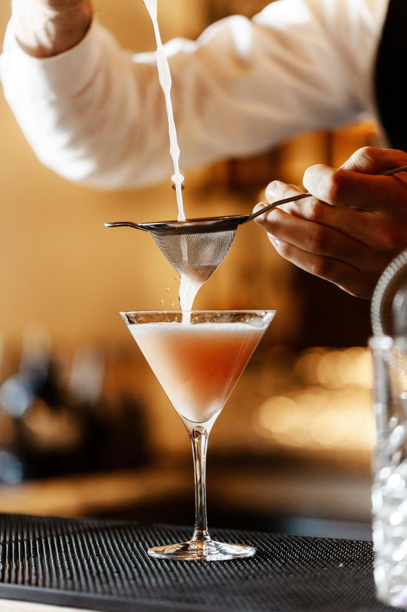 Viceroy Kopaonik Serbia Exterior photo A bartender straining a cocktail
